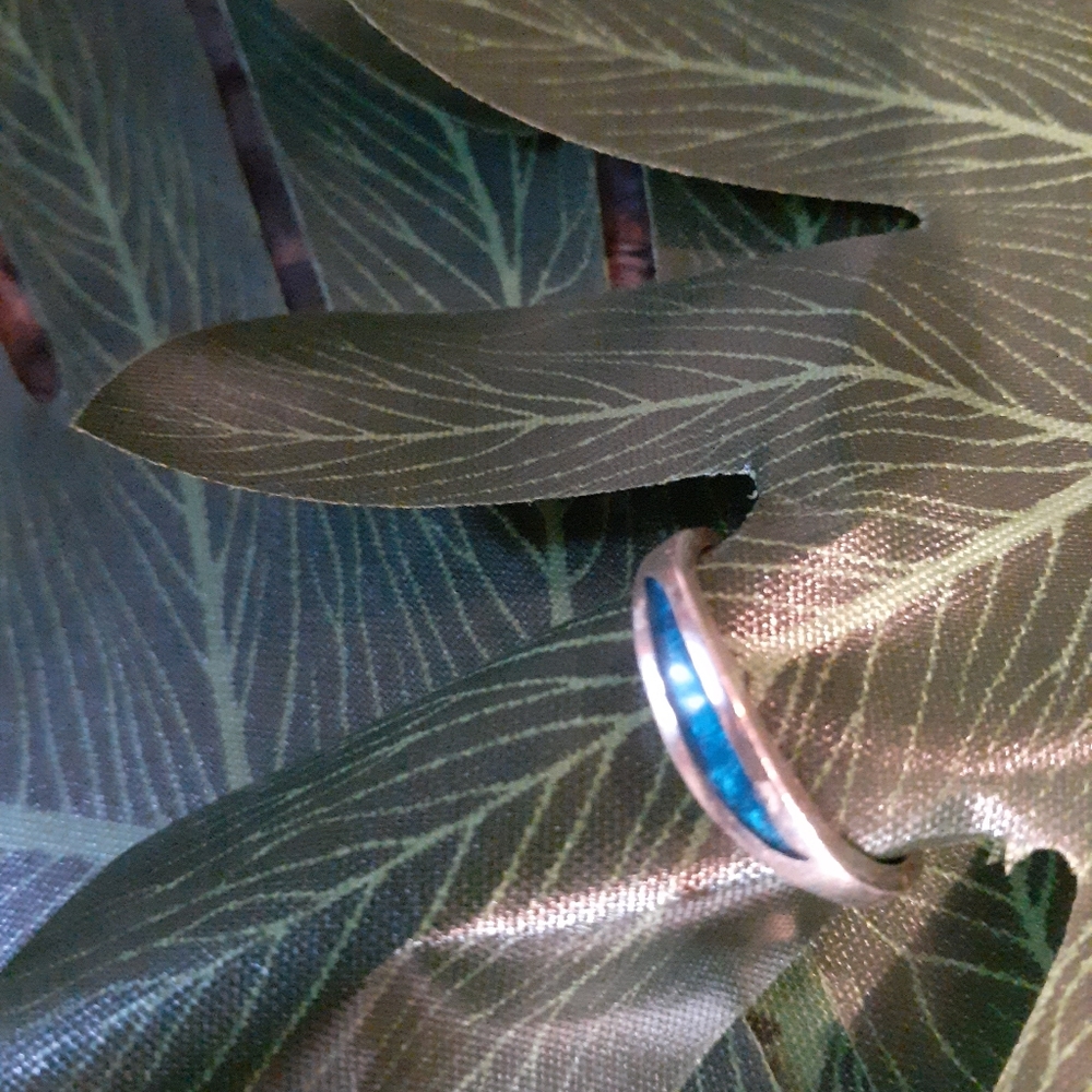 Sterling silver ring with sapphire eyelit inlay